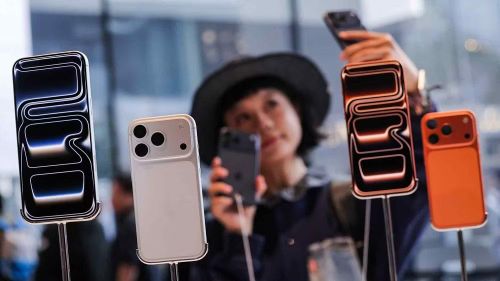 Tân CEO kế nhiệm một “di sản” trị giá 4.000 tỷ USD cùng thành công vang dội của dòng iPhone 17, song phía sau đó là sự phụ thuộc sâu sắc khi hơn 80% nhà cung ứng chủ lực vẫn đặt cơ sở sản xuất tại Trung Quốc.