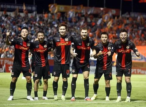 Ninh Bình FC tạm xếp ở vị trí thứ 3 trên bảng xếp hạng với 37 điểm. Đặng Văn Lâm và các đồng đội đang dần xa cuộc đua tới ngôi vô địch khi đang kém CLB Công an Hà Nội tới 14 điểm.