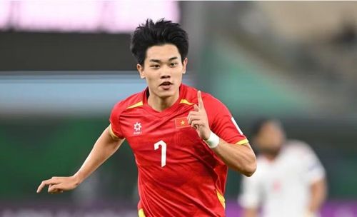 Nguyễn Đình Bắc (21 tuổi, 1m80) hiện có 7 bàn mùa này, đại diện cho sức trẻ, tốc độ và khả năng tạo đột biến. Ảnh: Internet.