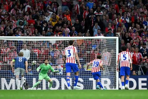 Trên chấm 11m, tiền đạo Julian Alvarez đánh bại thủ thành David Raya để quân bình tỷ số 1-1 cho chủ nhà Atletico Madrid ở phút 56.