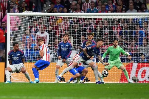Atletico Madrid cũng được hưởng quả phạt đền do Ben White của Arsenal để bóng chạm tay trong vòng cấm.