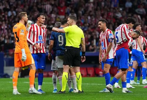 Trọng tài ban đầu thổi phạt và rút thẻ vàng cho hậu vệ Atletico. Tuy nhiên, sau khi tham khảo VAR, ông đảo ngược quyết định, xóa thẻ vàng và rút lại phạt đền với Pháo thủ London.