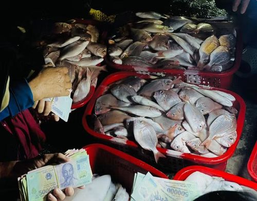 Người mua kẻ bán tấp nập tại chợ cá Thạch Kim.