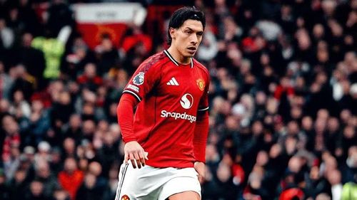 Ở chiều ngược lại, Theo Football Insider, Manchester United kiên quyết giữ chân trung vệ Lisandro Martinez bất chấp sự quan tâm từ Barcelona.