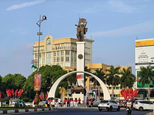 Ngã 6 Buôn Ma Thuột, Đắk Lắk thu hút du khách trong và ngoài tỉnh đến chụp hình lưu niệm dịp lễ 30/4. (Ảnh: TH)