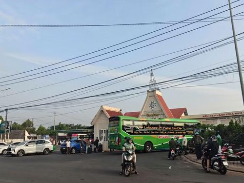 Bến xe phía Nam tỉnh Đắk Lắk đón lượng khách tăng đột biến vào sáng 30/4. (Ảnh: TH)