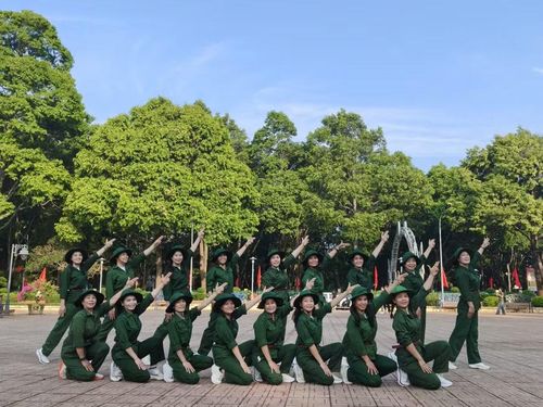 Nhóm du khách "hóa thân" thành bộ đội cụ Hồ để chụp hình lưu niệm khi đến Đắk Lắk. (Ảnh: TH)
