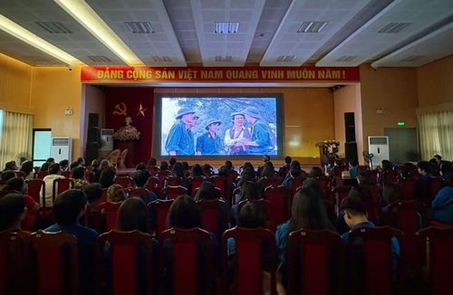 Buổi chiếu phim "Mùi cỏ cháy" do Đoàn phường Tây Hồ tổ chức. Ảnh: ĐPTH