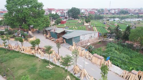 Khu vực các xưởng gỗ mọc lên thuộc ngã ba tuyến đường Phùng Dong Oánh và đường Lê Chính.