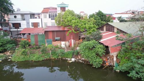 Vị trí sau của xưởng gỗ có hiện tượng san lấp ao để mở rộng diện tích.