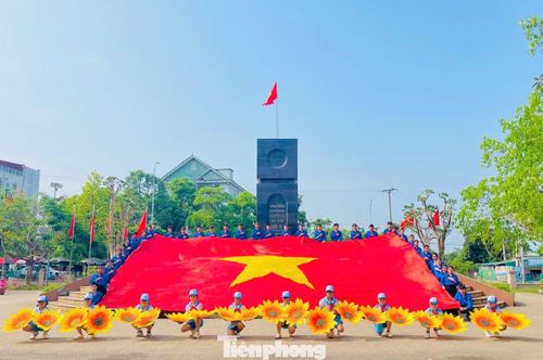 Lá cờ Tổ quốc tung bay tại cột mốc Km0.
