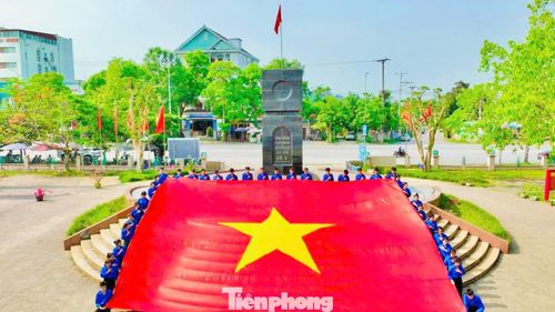 Lá cờ rộng 75m2 đã vượt quãng đường hơn 400km từ vùng đất lũy thép Vĩnh Linh đến với điểm khởi đầu của tuyến đường Hồ Chí Minh huyền thoại.
