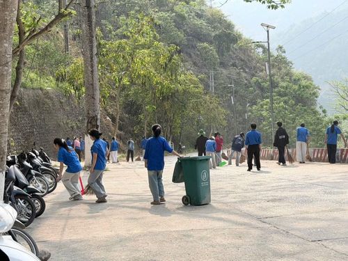 Trước thềm tháng Tư lịch sử, tuổi trẻ xã Thanh Thủy tổ chức hoạt động dọn dẹp, chỉnh trang khuôn viên tại Đền thờ các Anh hùng liệt sĩ mặt trận Vị Xuyên trên Cao điểm 468 – địa chỉ đỏ thiêng liêng của quê hương. Hoạt động không chỉ góp phần giữ gìn cảnh quan môi trường xanh – sạch – đẹp, mà còn thể hiện đạo lý “Uống nước nhớ nguồn”, lòng tri ân sâu sắc đối với các anh hùng liệt sỹ đã anh dũng hy sinh vì độc lập, tự do của Tổ quốc.