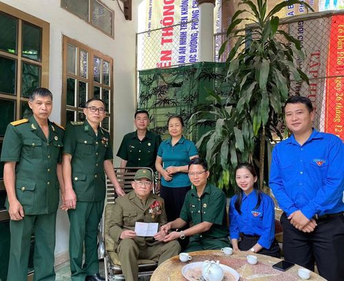 Ngày 28/4, Đoàn Xã Bắc Quang cùng Ủy ban MTTQ Việt Nam xã Bắc Quang đã đến thăm và tặng quà các Cựu chiến binh thời kỳ chống Mỹ tại các thôn: Minh Tâm, Quang Tiến, Thôn 14 và Thượng Mỹ. Hoạt động là dịp để giáo dục truyền thống cách mạng cho đoàn viên, thanh niên, góp phần lan tỏa đạo lý “Uống nước nhớ nguồn”, phát huy vai trò xung kích của tuổi trẻ trong công tác đền ơn đáp nghĩa tại địa phương.