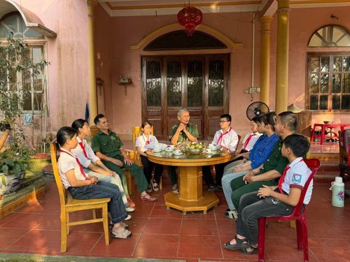 Đoàn Xã Tân An phối hợp với Hội Cựu chiến binh xã tổ chức thăm hỏi, tặng quà cựu chiến binh Hà Quang Minh tại thôn An Thịnh. Tại buổi giao lưu, đoàn viên, đội viên đã được lắng nghe bác Hà Quang Minh chia sẻ những ký ức sâu sắc về những năm tháng chiến đấu gian khổ nhưng đầy anh dũng của dân tộc. Những câu chuyện chân thực, giàu cảm xúc không chỉ tái hiện một thời khói lửa, mà còn góp phần giáo dục truyền thống cách mạng, khơi dậy lòng yêu nước, niềm tự hào dân tộc và ý thức trách nhiệm của thế hệ trẻ hôm nay.