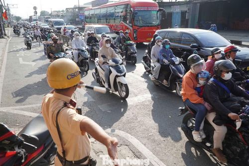 Lực lượng CSGT túc trực, điều tiết giao thông tại cửa ngõ phía Tây TPHCM.