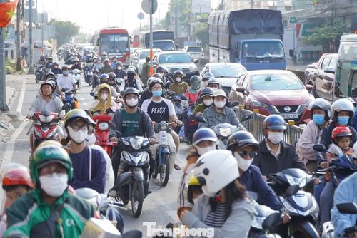 Người dân ùn ùn rời TPHCM, phương tiện nối đuôi nhau di chuyển chậm.