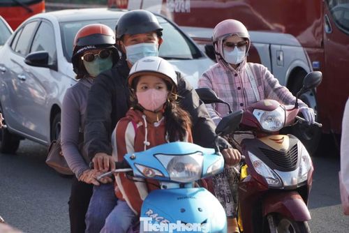 Người dân lỉnh kỉnh đồ đạc, di chuyển bằng xe máy rời TPHCM để về quê tại các tỉnh miền Tây Nam Bộ.