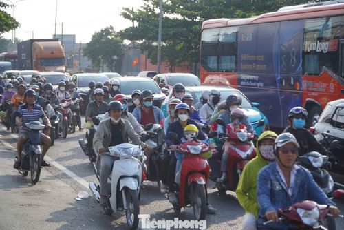 Cửa ngõ phía Tây TPHCM quá tải, nhiều đoạn xe nhích từng chút.