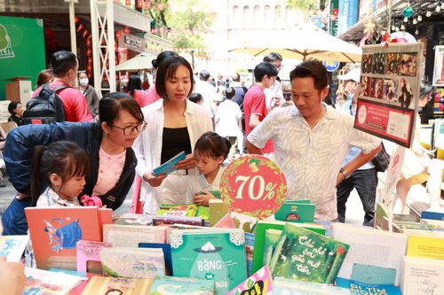 Nhiều người đến tham quan, trải nghiệm và mua sách ở Đường Sách TPHCM (đường Nguyễn Văn Bình).