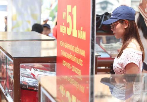 Nhân dịp kỷ niệm 51 năm Ngày Giải phóng miền Nam, thống nhất đất nước, Đường Sách Thành phố tổ chức không gian trưng bày sách chuyên đề 30/4, diễn ra từ 28/4-3/5. Không gian trưng bày, giới thiệu đến bạn đọc nhiều đầu sách giá trị về Đại thắng mùa Xuân 1975 và hành trình thống nhất đất nước; những nhân vật lịch sử tiêu biểu, các anh hùng dân tộc; sách về Chủ tịch Hồ Chí Minh - vị lãnh tụ kính yêu của dân tộc.