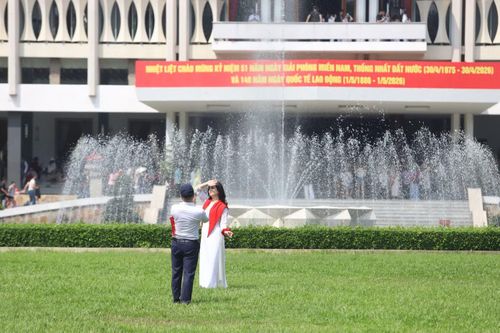 Bà con nhân dân, bạn trẻ check-in di tích Dinh Độc Lập.