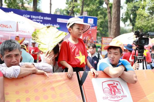 Hàng nghìn người háo hức tập trung tại đường Lê Duẩn để chờ đón đoàn đua xe đạp tranh Cúp Truyền hình HTV về đích sau chặng cuối.