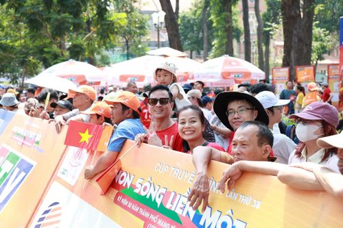 Từ 8 giờ sáng, anh Lâm Đắc Thắng đã có mặt ở khu vực này với tâm thế háo hức chờ đón đoàn vận động viên về đích. "Mười mấy năm rồi mình mới đi xem lại. Những năm trước, mình về quê", anh Thắng cho biết.