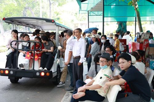 Người dân tham quan di tích lịch sử Dinh Độc Lập - nơi đúng 51 năm về trước đánh dấu sự toàn thắng của Chiến dịch Hồ Chí Minh, giải phóng miền Nam, thống nhất đất nước.