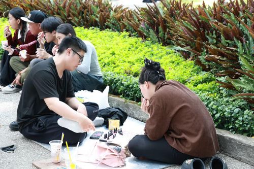 Hai bạn trẻ hòa vào kỳ nghỉ theo cách riêng: chơi ván cờ vua bên trong công viên 30/4 (Hàn Thuyên).