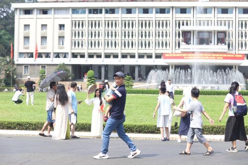 Một trong những "tọa độ" hot bậc nhất là Dinh Độc Lập (Hội trường Thống Nhất, phường Sài Gòn). Nhiều người dân và du khách tìm đến đây để chụp ảnh và tham quan các triển lãm và hiện vật trưng bày tại di tích lịch sử này.