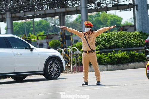 Tại trạm thu phí Pháp Vân – Cầu Giẽ (Km 188), lực lượng chức năng được tăng cường, có mặt để phân luồng và điều tiết giao thông.
