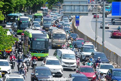 Đường Ngọc Hồi ken cứng phương tiện. Thời tiết nắng nóng khiến việc di chuyển càng thêm vất vả, nhiều người dân từ các tỉnh như Ninh Bình, Thanh Hóa, Nghệ An... tỏ ra mệt mỏi trên hành trình rời Hà Nội.
