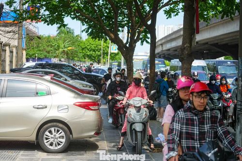 Tình trạng kẹt cứng diễn ra nghiêm trọng, nhiều phương tiện tràn lên vỉa hè, chen chúc để tìm lối di chuyển.