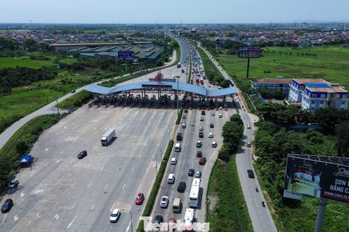 Dòng phương tiện di chuyển chậm qua trạm thu phí Pháp Vân - Cầu Giẽ.