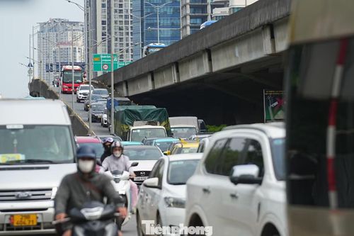 Tại lối xuống đường Vành đai 3 trên cao, dòng ô tô xếp hàng di chuyển chậm.