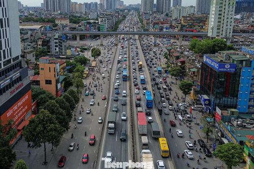 Đến sáng 30/4, tình trạng ùn tắc vẫn chưa hạ nhiệt. Vành đai 3 trên cao, đoạn qua Ngã tư Nguyễn Trãi theo hướng ra cửa ngõ phía Nam, dòng xe nối dài hàng km.