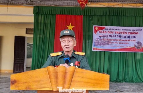 Điểm nhấn của chương trình là các em học sinh được lắng nghe những chia sẻ sâu sắc, chân thực từ bác Lay Thanh Phùng - người đã trực tiếp tham gia những năm tháng đấu tranh giành độc lập dân tộc. Những câu chuyện sống động về một thời khói lửa, về tinh thần kiên cường, bất khuất của thế hệ cha anh đã để lại nhiều cảm xúc và bài học ý nghĩa cho các em học sinh.