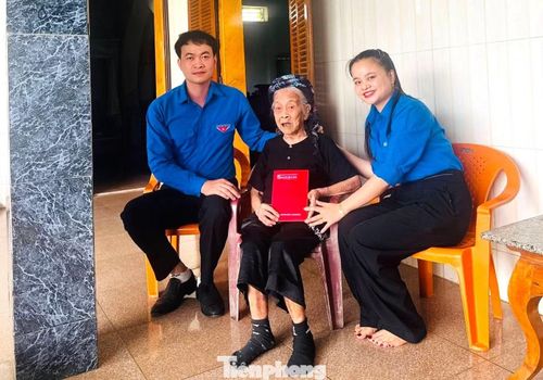 Những câu chuyện về một thời hoa lửa được kể lại trong không gian ấm cúng, xúc động đã trở thành những bài học sống động về lòng yêu nước và tinh thần kiên cường cho thế hệ trẻ hôm nay.