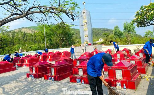 Tại phường Hoàng Mai, đoàn viên thanh niên đã tích cực tham gia vệ sinh, chỉnh trang nghĩa trang liệt sĩ, góp phần tạo nên không gian trang nghiêm, thể hiện lòng tri ân sâu sắc đối với các anh hùng đã ngã xuống vì Tổ quốc.