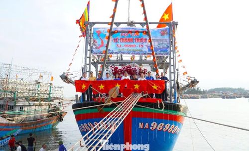 Không chỉ dừng lại ở hoạt động giáo dục truyền thống, tuổi trẻ Nghệ An còn hướng về cộng đồng bằng những việc làm cụ thể. Tại phường Tân Mai, chương trình “Đồng hành cùng ngư dân bám biển” đã trao tặng cờ Tổ quốc, áo phao cho bà con ngư dân.