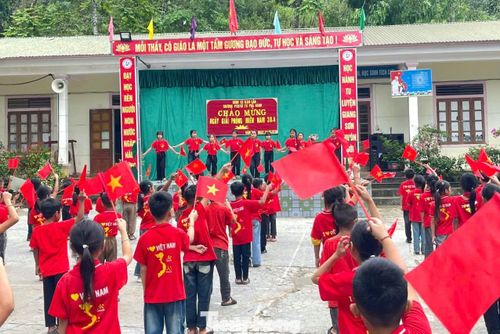 Tại xã biên giới Nậm Cắn, Liên đội Trường PTDTBT Tiểu học Phà Đánh đã tổ chức lễ chào mừng 30/4 trong không khí trang trọng, ấm áp. Buổi lễ không chỉ là dịp để các em đội viên, thiếu nhi ôn lại những trang sử hào hùng của dân tộc mà còn là bài học sinh động về lòng biết ơn đối với các thế hệ cha anh đã anh dũng hy sinh vì độc lập, tự do của Tổ quốc.