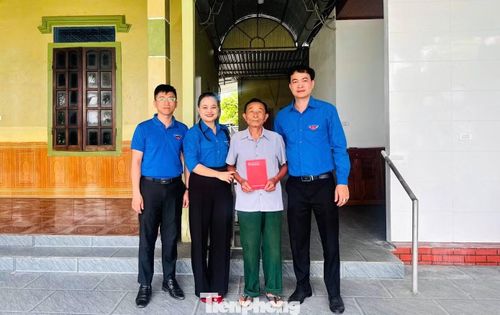 Ở nhiều địa phương, hoạt động “đền ơn đáp nghĩa” được tuổi trẻ triển khai sâu rộng. Tại xã Văn Hiến, đoàn viên thanh niên đã đến thăm hỏi, tặng quà các gia đình chính sách, thương binh, bệnh binh trên địa bàn.