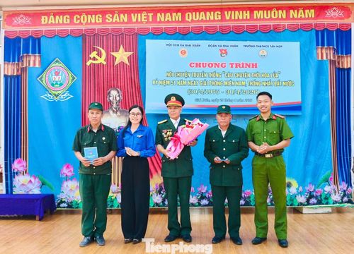 Tại buổi nói chuyện, bác Nguyễn Bùi Thực - Cựu Chiến binh xã Giai Xuân, nhân chứng lịch sử đã chia sẻ những câu chuyện chân thực, sinh động về một thời chiến đấu gian khổ nhưng đầy hào hùng của dân tộc. Những ký ức “hoa lửa” ấy không chỉ tái hiện lịch sử mà còn khơi dậy trong lòng thế hệ trẻ niềm tự hào dân tộc, tinh thần yêu nước và ý chí vươn lên.