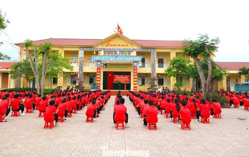 Những chương trình tuyên truyền, sinh hoạt truyền thống được các cấp bộ Đoàn, trường học tổ chức bài bản, sôi nổi. Những câu chuyện lịch sử, những phần thi kiến thức, kỹ năng không chỉ tạo sân chơi bổ ích mà còn giúp đoàn viên, thanh thiếu nhi thêm hiểu, thêm yêu lịch sử dân tộc, thắp lên ngọn lửa yêu nước, hun đúc lý tưởng cách mạng trong thế hệ trẻ hôm nay. Ảnh: Ngọc Tú