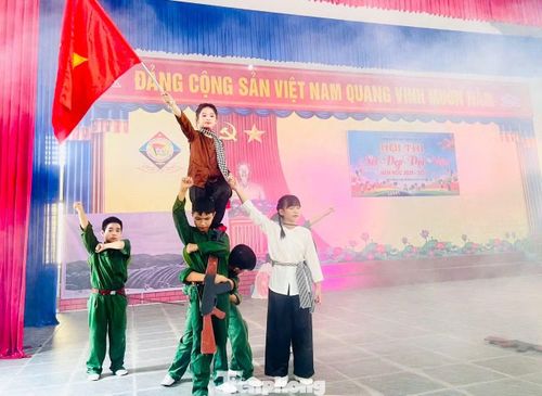 Song song với đó, các hoạt động giáo dục truyền thống cách mạng được tổ chức rộng khắp, trở thành điểm nhấn trong chuỗi hoạt động dịp 30/4.