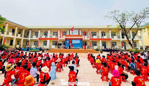 Tại xã Giai Xuân, chương trình “Câu chuyện thời hoa lửa” đã mang đến những ký ức chân thực từ các cựu chiến binh - những nhân chứng lịch sử. Những lời kể mộc mạc nhưng giàu cảm xúc đã giúp thế hệ trẻ hiểu hơn về giá trị của hòa bình, độc lập, từ đó nuôi dưỡng ý chí vươn lên và tinh thần trách nhiệm với quê hương, đất nước.