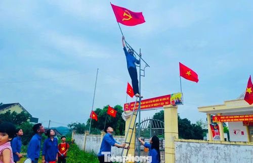 Một điểm nhấn nổi bật khác là các công trình thanh niên mang đậm dấu ấn sáng tạo và tinh thần xung kích. Tại xã Vân Du, tuyến đường cờ thanh niên được thay mới, rực rỡ sắc đỏ đã làm bừng sáng không gian làng quê. Những lá cờ Tổ quốc tung bay không chỉ góp phần tạo cảnh quan sáng - xanh - sạch - đẹp mà còn khơi dậy niềm tự hào, ý thức trách nhiệm trong mỗi người dân về tình yêu quê hương, đất nước.