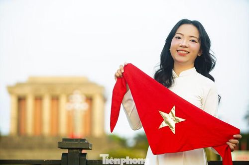 Bạn Ngọc Mỹ từ TP.HCM ra viếng Lăng Bác, lưu lại khoảnh khắc đáng nhớ trong tà áo dài trắng và khăn quàng đỏ.