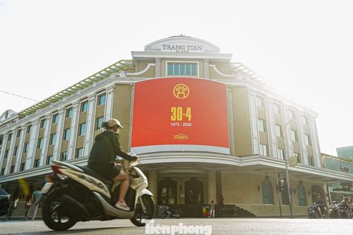 Khu vực Tràng Tiền rực rỡ pano ngày 30/4.